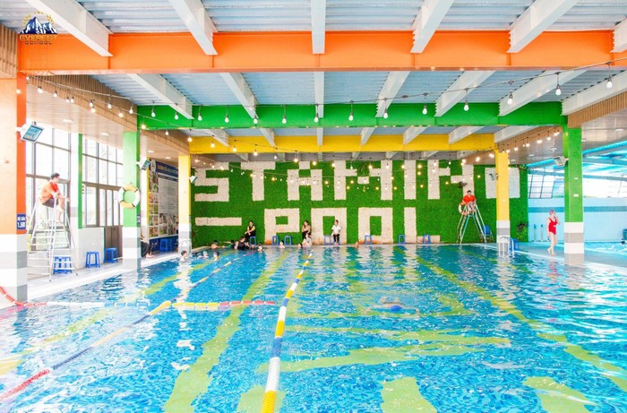 Bể bơi bốn mùa nước mặn tiêu chuẩn thi đấu.