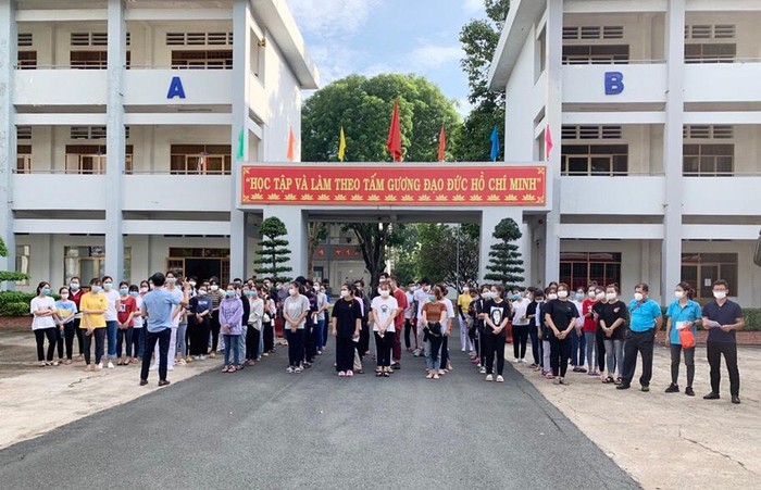 Hơn 100 sinh viên tình nguyện Trường Cao đẳng Y tế Đồng Nai lên đường đi lấy mẫu xét nghiệm cho người lao động trong Công ty Trách nhiệm hữu hạn Pou Chen Việt Nam (thành phố Biên Hòa, tỉnh Đồng Nai)