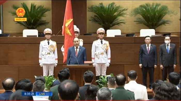 Chủ tịch nước Nguyễn Xuân Phúc tuyên thệ.