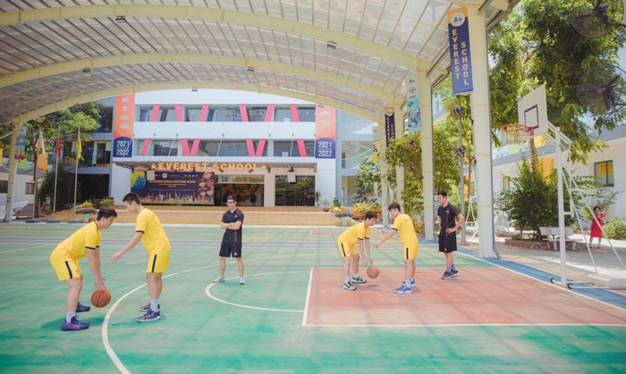 Hai sân bóng rổ chuẩn thi đấu có mái che tại trường Everest.