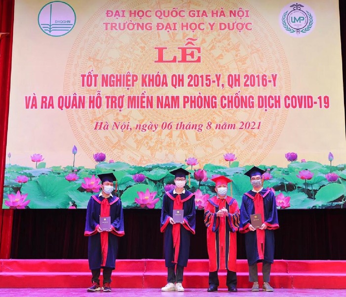 Giáo sư, Tiến sĩ Lê Ngọc Thành trao bằng tốt nghiệp cho các tân bác sĩ, dược sĩ.