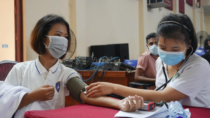 Lưu học sinh quốc tế khám sàng lọc trước khi tiêm vắc-xin.