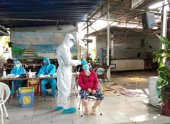 Cán bộ, sinh viên Trường Đại học Y – Dược thực hiện lấy mẫu xét nghiệm COVID – 19 tại Đồng Nai.