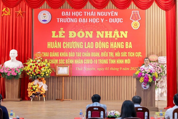 GS.TS Phạm Hồng Quang, Tỉnh ủy viên, Bí thư Đảng ủy, Giám đốc Đại học Thái Nguyên phát biểu tại buổi lễ.