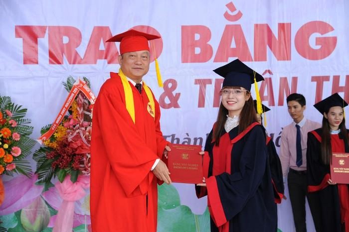 Thầy Trần Thanh Hải trao bằng tốt nghiệp cho sinh viên ngành Điều dưỡng. Ảnh: NVCC.