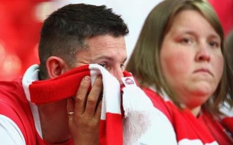 Nỗi thất vọng khôn nguôi trên gương mặt CĐV Arsenal trong thảm bại trước Man Utd
