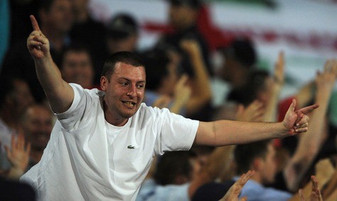 Không chỉ trêu tức cầu thủ, fan Bulgaria còn khiêu khích cả CĐV đội bạn