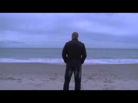 Một cảnh trong video ca nhạc của Paul McGrath