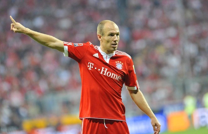 Mái đầu hói khiến Robben già đi nhiều so với cái tuổi hiện tại. Nếu không nhìn anh trên sân bóng thì khó một ai nghĩ rằng anh mới 27 tuổi mà thôi