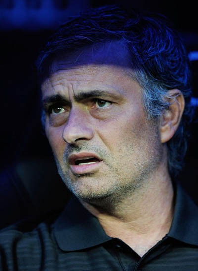 Vẻ bất lực bắt đầu lộ rõ trên gương mặt Mourinho