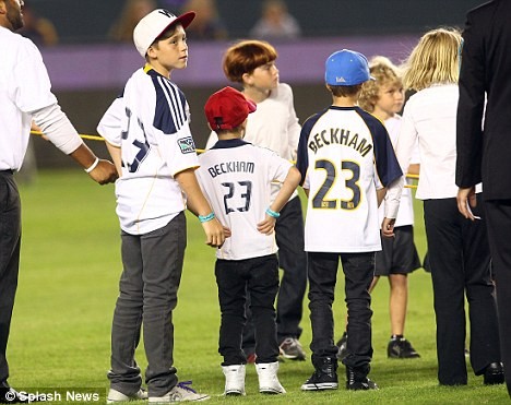 3 quý tử nhà Beckham đứng vào hàng bắt tay các cầu thủ Galaxy