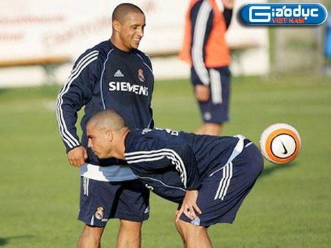 Roberto Carlos và Ronaldo đùa nghịch trong một buổi tập tại Real