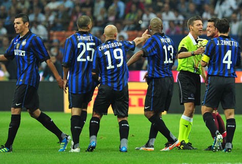 Các cầu thủ Inter bất bình với cách làm việc của trọng tài Rocchi