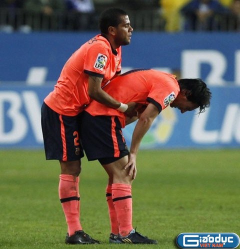 Alves giúp Messi thở