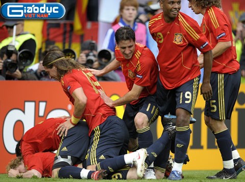 Các tuyển thủ Tây Ban Nha thi nhau... ăn mừng