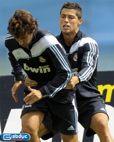 Ronaldo ra sức kéo Raul lại