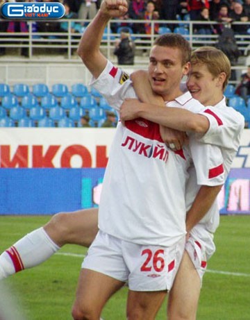 Vidic nghịch Pavlyuchenko khi 2 người còn khoác áo Spartak Moscow
