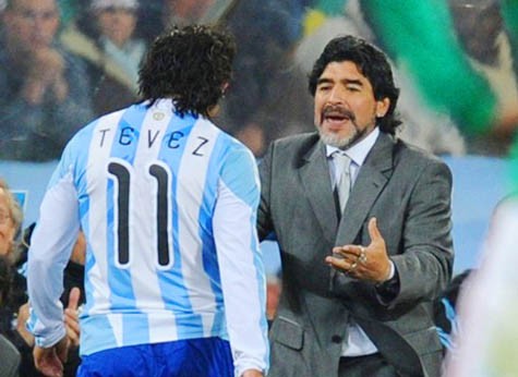 Maradona luôn sẵn sàng dang tay cứu giúp Tevez