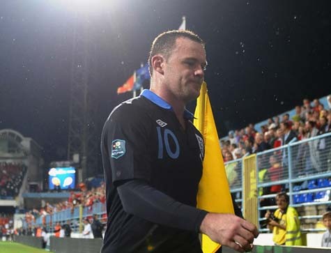 FA làm Rooney khổ?