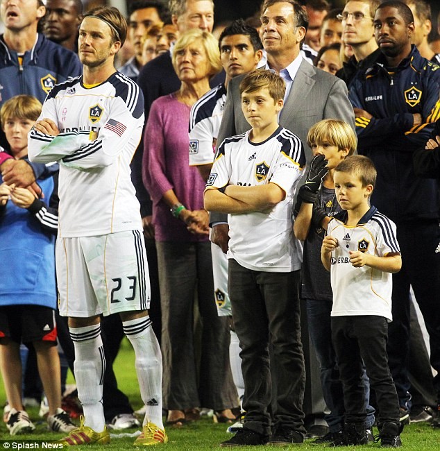 Becks cùng 3 cậu con trai và các thành viên LA Galaxy chào khán giả