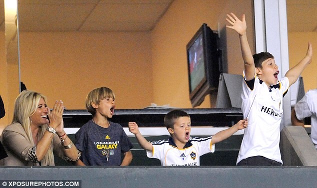 3 chú nhóc ăn mừng bàn thắng của Galaxy
