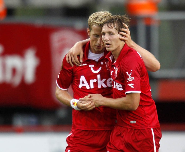 7. Luuk de Jong sang Liverpool. Tiền đạo trẻ người Hà Lan (phải) đang được Liverpool săn đón và anh cũng rất ưng ý với lựa chọn này. Đầu năm sau, có thể tiền đạo của Twente sẽ gia nhập Anfield với giá 10 triệu bảng.