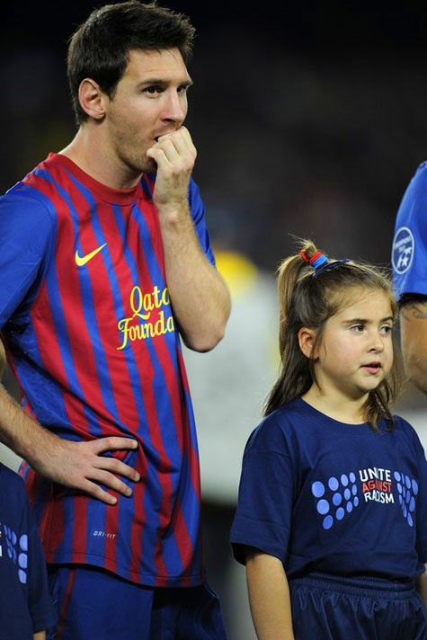 Messi, thần tượng trong mắt các em nhỏ