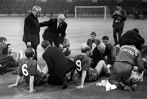 Sir Busby chỉ đạo các học trò yêu thương trong trận derby thành Manchester năm 1957