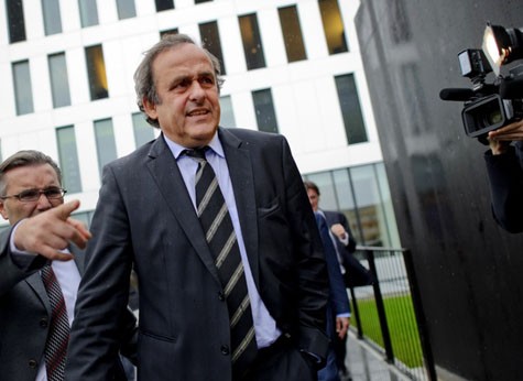 Chủ tịch Platini khá bối rối khi xuất hiện tại tòa án Canton of Vaud trước ống kính