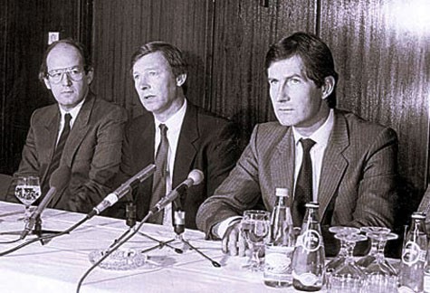 Ngày Sir Alex (giữa) nhận ghế tại Old Trafford - 06/11/1986