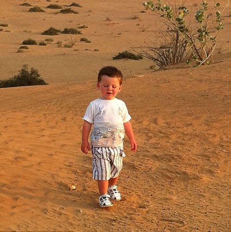 Nhóc tì Kai thử cảm giác khắc nghiệt của vùng cát nóng...