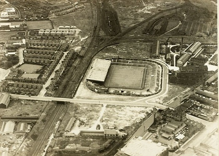 Sân Old Trafford, đúng 101 năm về trước đã được đưa vào hoạt động và từ đó đến nay là sân nhà của Man Utd. Bức ảnh này được chụp vào năm 1910 từ máy bay của Hoàng gia Anh