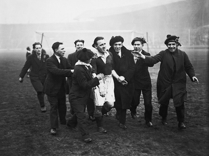 Các CĐV (phần lớn là các công nhân nghèo tại Manchester) xuống chia vui cùng các cầu thủ và cũng là đồng nghiệp của mình