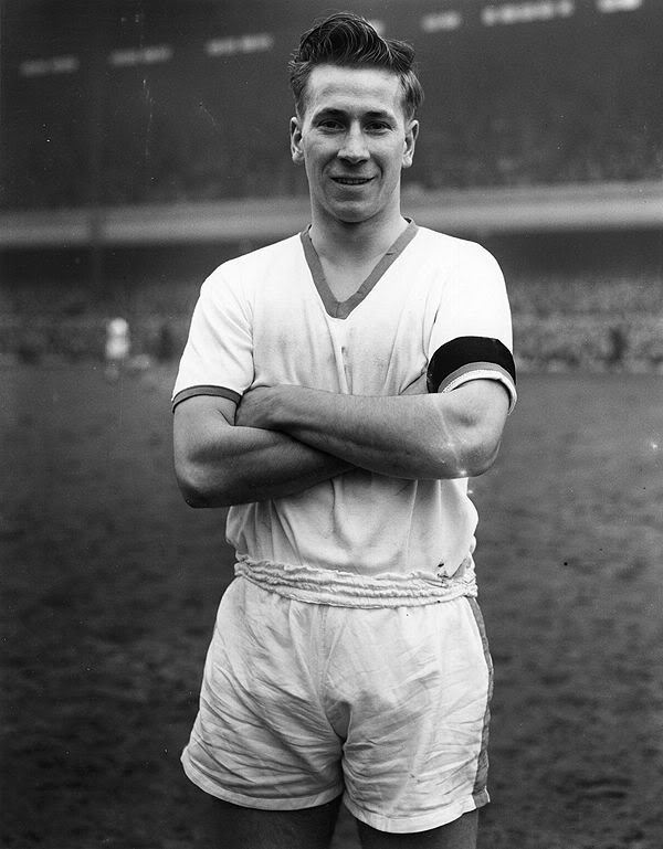 Bobby Charlton, cậu học trò cưng của Sir Busby và sau này là huyền thoại sống của Man Utd