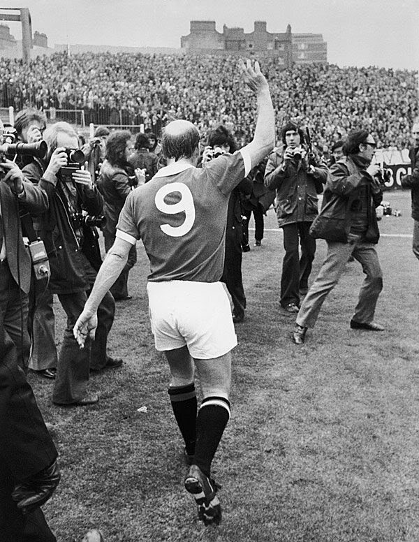 Năm 1973, Bobby Charlton giã từ sự nghiệp, thế hệ vàng của Sir Busby lui vào quá khứ
