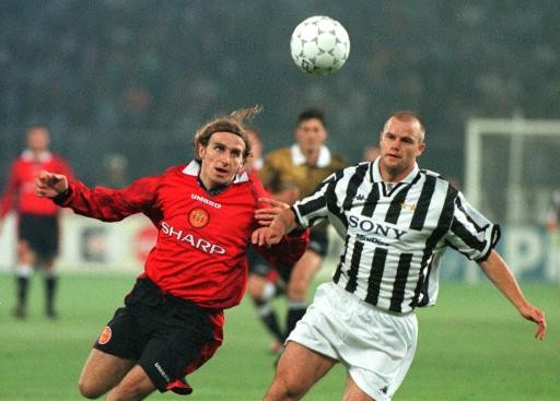 9. Karel Poborsky (trái). Chơi hay tại Euro 1996 cùng ĐT Czech bao nhiêu thì Karel Poborsky lại gây thất vọng khi được Man Utd mua về bấy nhiêu. Sau 2 năm ngắn ngủi, anh phải dọn hành lý ra đi.