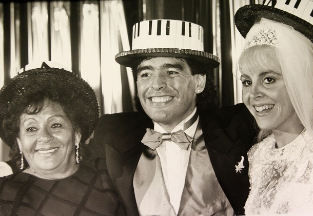 Bà hạnh phúc trong ngày Maradona thành hôn cùng vợ đầu...