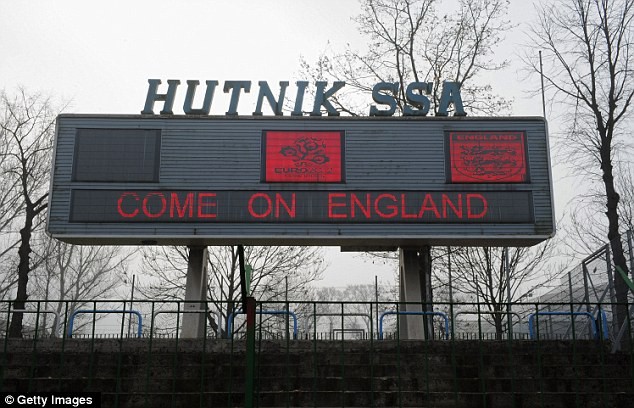 Dù cho thi đấu ở bảng D tại Ukraine nhưng người Anh vẫn chọn Ba Lan làm điểm tập huấn trước thềm Euro 2012. Đại bản doanh họ chọn là khu tập luyện của CLB hạng 4 Ba Lan, Hutnik Nowa Huta...