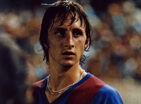 Johan Cruyff: 20 triệu USD. Năm 1973, Barca đã chi đến 20 triệu USD cho huyền thoại của bóng đá Hà Lan. Con số 20 triệu USD ấy chẳng thể gọi là thấp, nhưng giá trị về mặt vật chất lẫn tinh thần mà Cruyff mang lại cho Barca thì có thể nói là vô giá. Đó là lý do tại sao các cule vẫn xem Cruyff là món quà mà ông trời đã mang lại cho họ. Nhờ Johan Cruyff, Barca có danh hiệu VĐQG lần đầu tiên sau 13 năm, nhờ Cruyff, Barca đã sản sinh ra lối đá tiqui-taca khuynh đảo thế giới như ngày nay. Lối chơi ấy giúp Barca thu hoạch vô vàn danh hiệu. Mà những danh hiệu ấy không biết đã mang lại bao nhiêu lợi nhuận cho Barca.