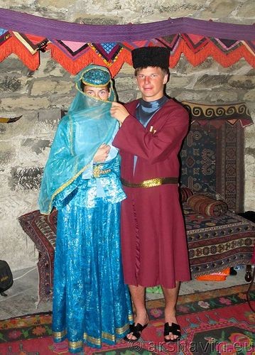 Arshavin trong trang phục truyền thống của Nga