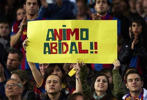 Không chỉ có các đồng đội, những cule của Barca cũng đang cầu nguyện cho Abidal