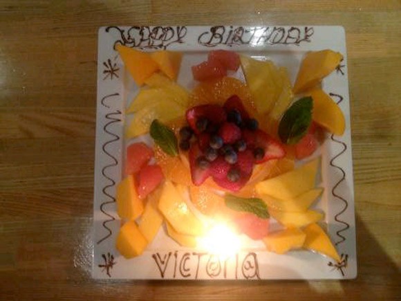 Tất cả những gì Becks cho báo giới được biết chỉ là chiếc bánh sinh nhật (ảnh trên Facebook của Vic)...