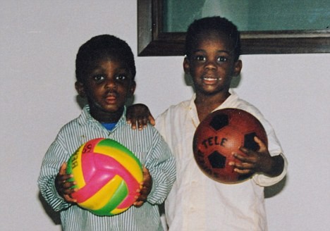Anh em Balotelli hồi bé (Mario - phải, Enoch - trái)