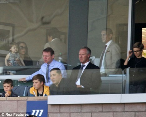 HLV Stuart Pearce (áo xanh) dự khán trận đấu cùng gia đình Beckham
