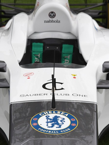 Logo Chelsea được đặt trang trọng ở phần mui trước