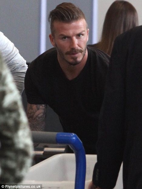 Beckham gây bất ngờ bằng kiểu tóc mới trong lần xuất hiện ngày hôm qua ở phi trường Los Angeles