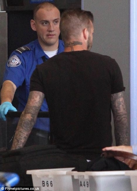 Beckham khi bước vào cổng kiểm tra an ninh