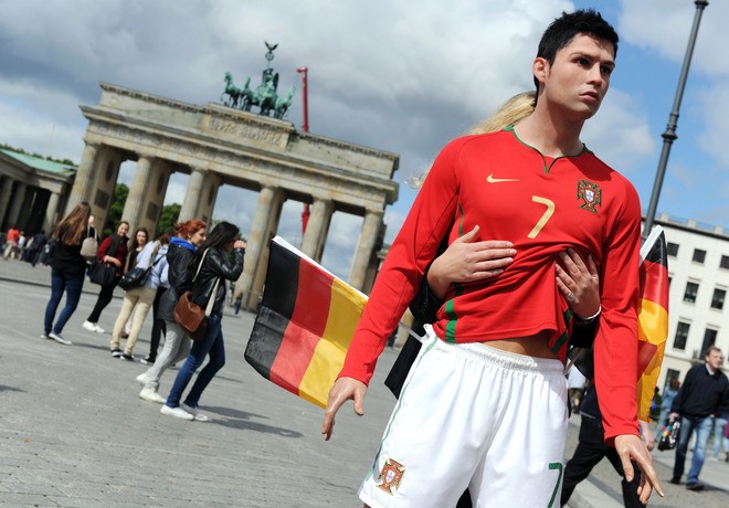 Bức tượng Ronaldo được đặt lẻ loi giữa quảng trường Berlin