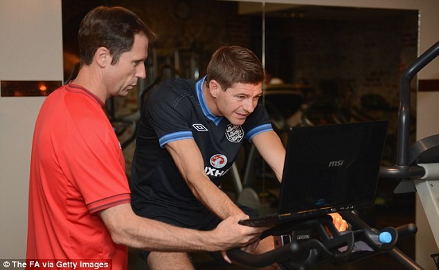 Trong khi Gerrard tập cùng chiếc máy chạy bộ