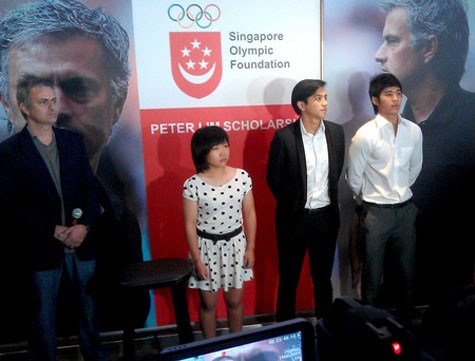 Mourinho trong buổi lễ trao học bổng cho 3 sao mai làng thể thao Singapore